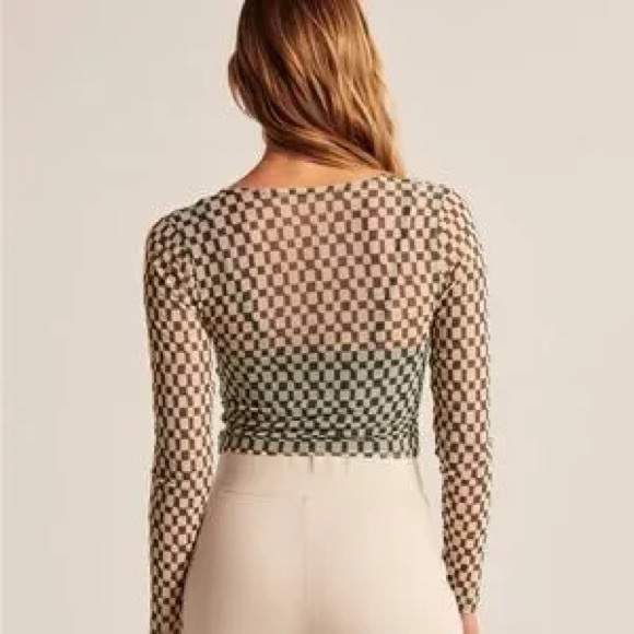 Like New - Abercrombie mesh checkered v neck - Sz S - Picture 2 of 2